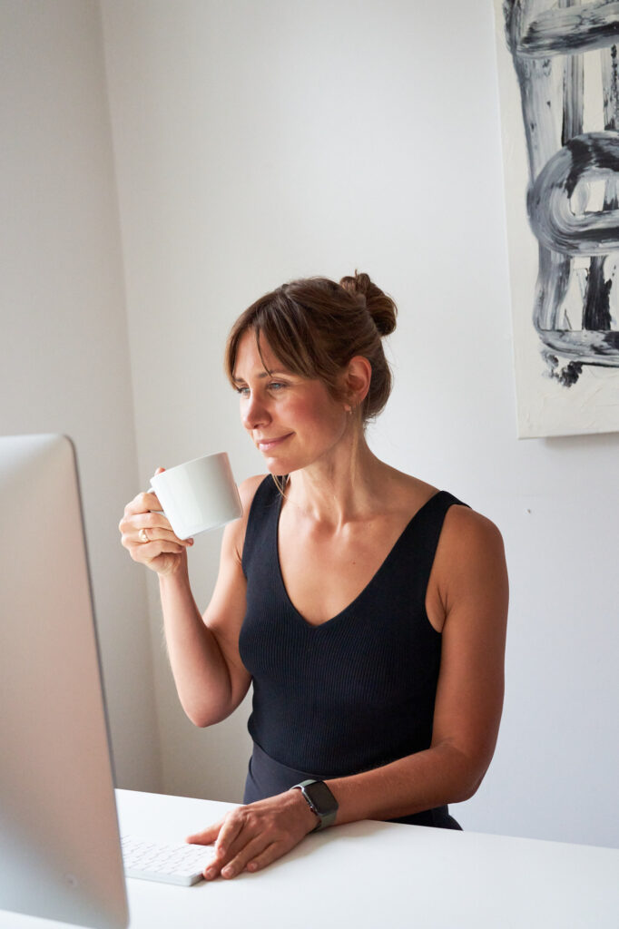 Nicolette vom STRONG Fitness Coaching - dem Online Fitness Coaching für Business Frauen ab 40